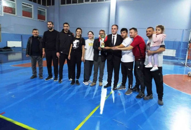 Hisarcık’taki Voleybol Turnuvasının Şampiyonu Şehitler Ortaokulu Oldu