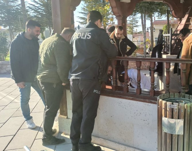 Şadırvanda Fenalaşan Yaşlı Adam Hayatını Kaybetti