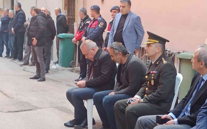 Bursalı Şehidin Evinde Yas Ve Dua...türk Bayrağı Asıldı