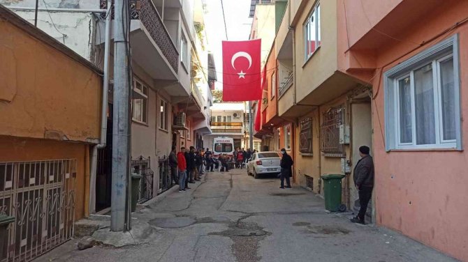 Bursalı Şehidin Evinde Yas Ve Dua...türk Bayrağı Asıldı