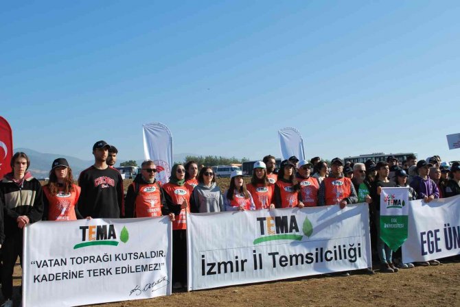 İ̇zmir’de 42 Bin Fidan Toprakla Buluştu