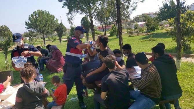 İ̇zmir’de Yurt Dışına Kaçmaya Çalışan 180 Göçmen Yakalandı