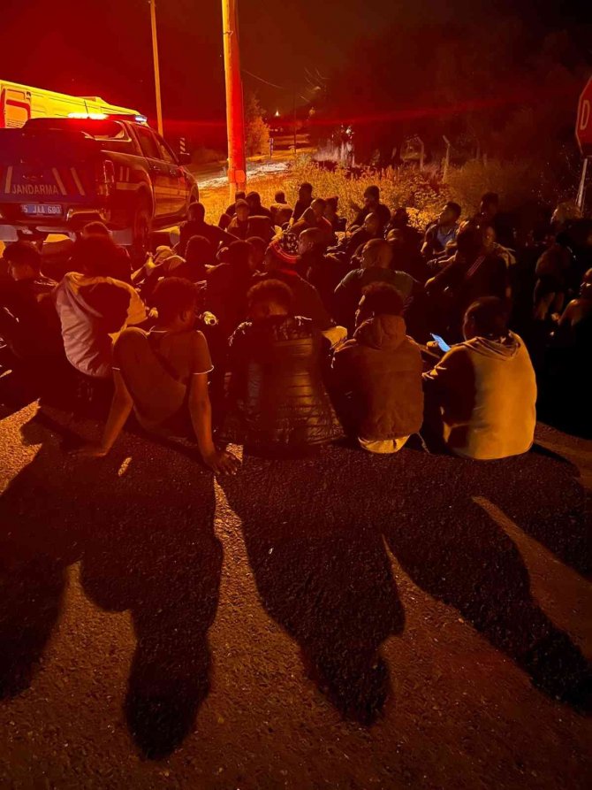 İ̇zmir’de Yurt Dışına Kaçmaya Çalışan 180 Göçmen Yakalandı