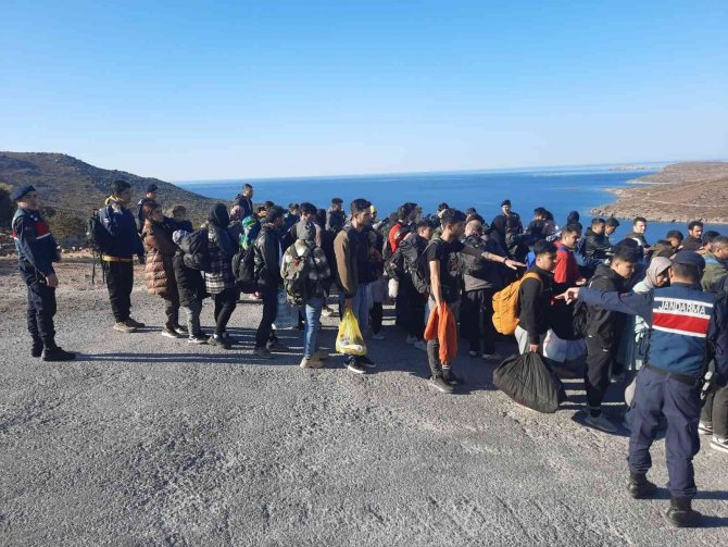 İ̇zmir’de Yurt Dışına Kaçmaya Çalışan 180 Göçmen Yakalandı