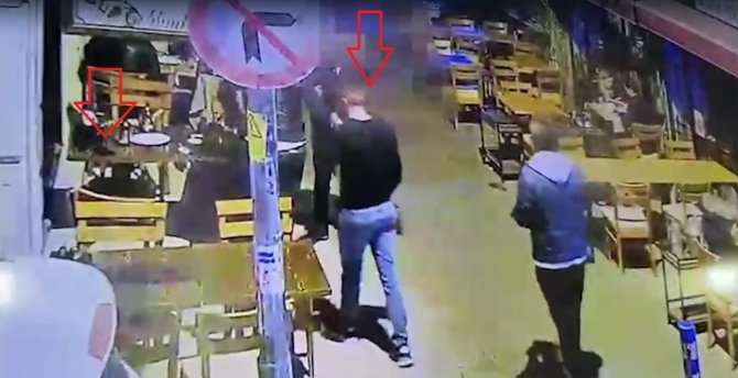 Gazetecinin Telefonunu Ceketiyle Gizleyerek Çaldı