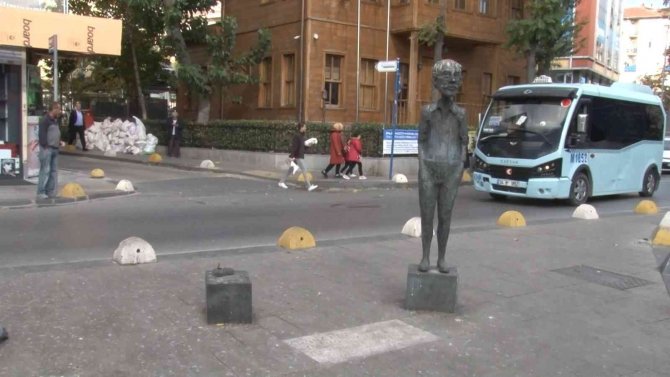 Kadıköy’de Avni Heykeli Devrildi, Sıdıka Resmi Spreyle Boyandı