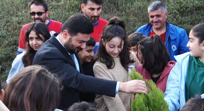 Kağıthane’de Milli Ağaçlandırma Günü’nde Fidanlar Toprakla Buluştu