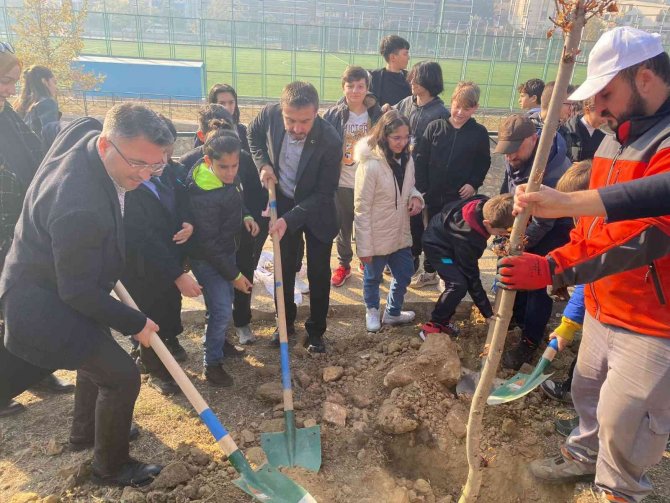 Kestel Belediye Başkanı Önder Tanır, Çocuklarla Birlikte Ağaç Dikti