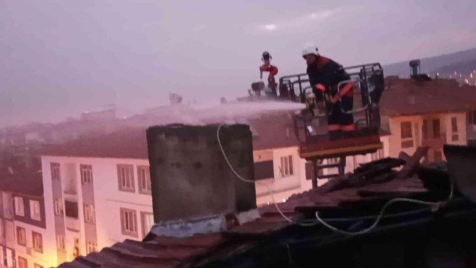 Malatya’da Korkutan Çatı Yangını