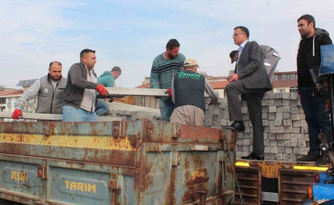 Belediyeden Çiftçiye Mazot Ve Direk Desteği