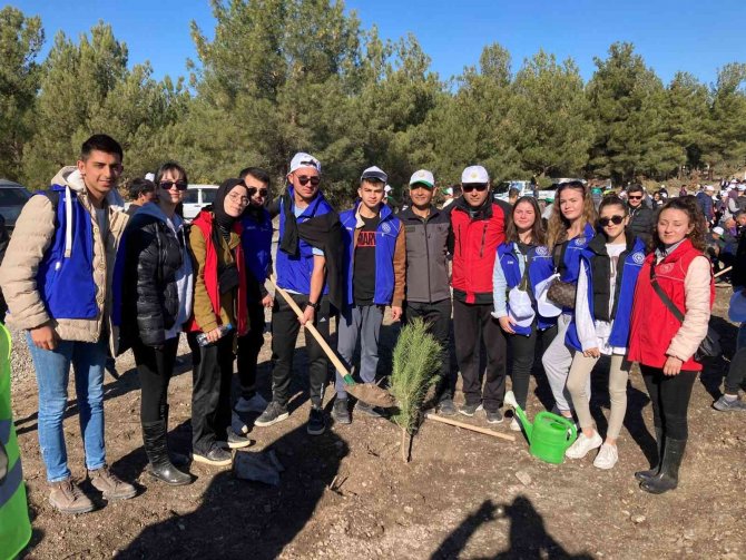 Gördes’te 5 Bin Fidan Toprakla Buluştu
