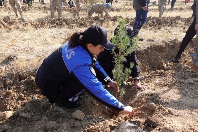 “Türkiye Yüzyılına Nefes” İçin 500 Fidan Toprakla Buluşturuldu