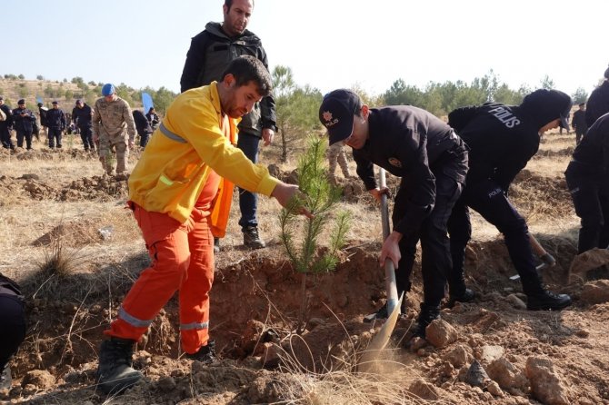 “Türkiye Yüzyılına Nefes” İçin 500 Fidan Toprakla Buluşturuldu