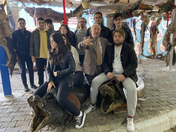 Beylikdüzü’nde Öğrenciler, Derslerinin Stresini Balık Yiyerek Attı