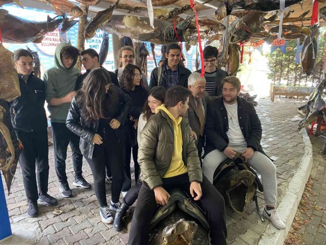 Beylikdüzü’nde Öğrenciler, Derslerinin Stresini Balık Yiyerek Attı