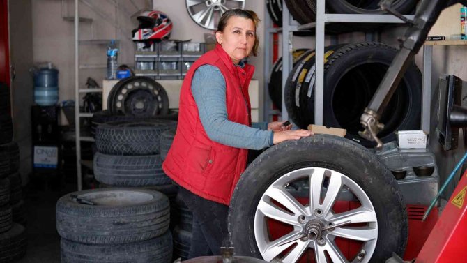 Kış Lastiği Zorunluluğunun Başlamasıyla, Sanayinin ’Lastikçi Remziye Abla’sının Mesaisi De Başladı