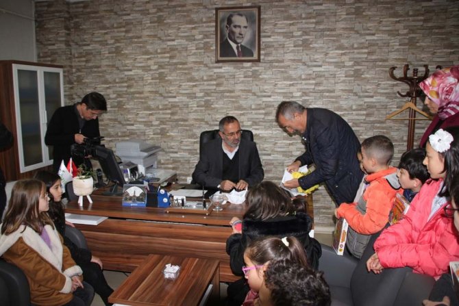 İ̇lkokul Öğrencilerinden Yürek Isıtan Hareket