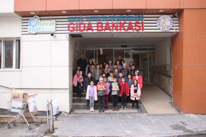 İ̇lkokul Öğrencilerinden Yürek Isıtan Hareket