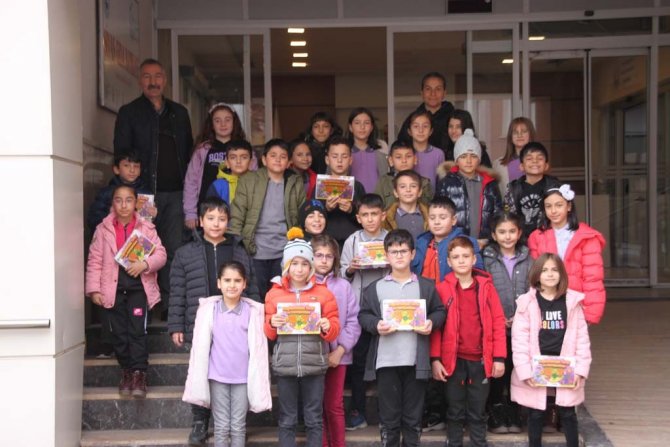 İ̇lkokul Öğrencilerinden Yürek Isıtan Hareket