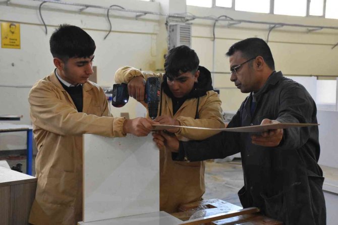 Yaralı Halde Bulunan Puhu Kuşuna Öğrenciler Sahip Çıktı