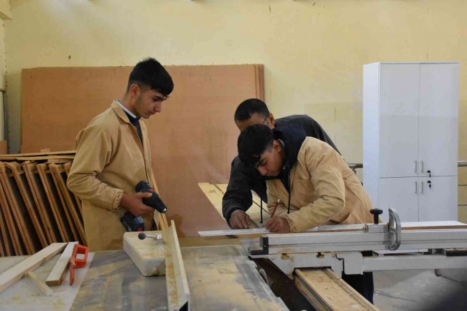 Yaralı Halde Bulunan Puhu Kuşuna Öğrenciler Sahip Çıktı