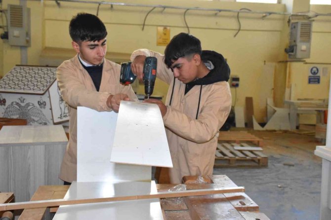 Yaralı Halde Bulunan Puhu Kuşuna Öğrenciler Sahip Çıktı