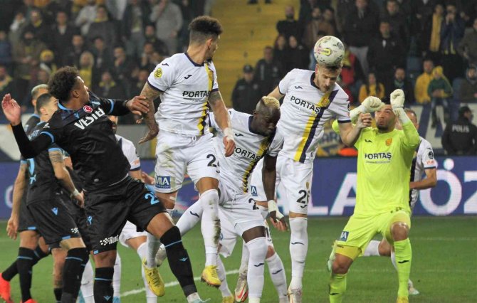 Spor Toto Süper Lig: Mke Ankaragücü: 0 - Trabzonspor: 0 (İ̇lk Yarı)