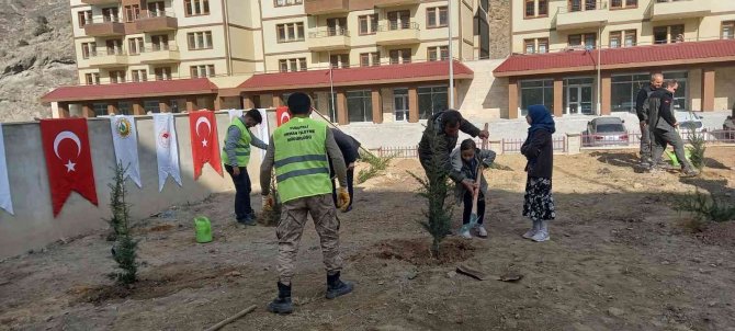 Milli Ağaçlandırma Günü’nde Yusufeli’nin Yeni Yerleşim Yerinde De Fidan Dikildi