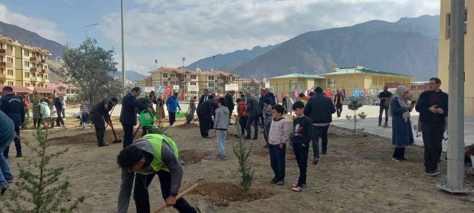 Milli Ağaçlandırma Günü’nde Yusufeli’nin Yeni Yerleşim Yerinde De Fidan Dikildi