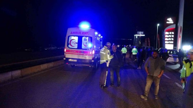 Düğünden Çıkanlara Ticari Araç Çarptı: 1 Ölü, 1 Yaralı