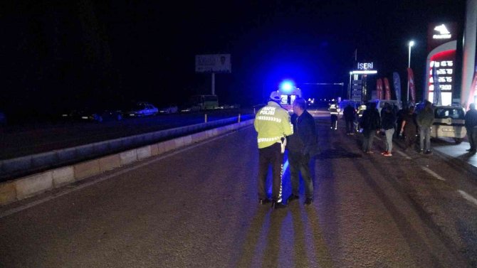 Düğünden Çıkanlara Ticari Araç Çarptı: 1 Ölü, 1 Yaralı