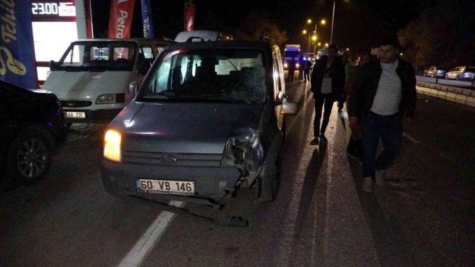 Düğünden Çıkanlara Ticari Araç Çarptı: 1 Ölü, 1 Yaralı