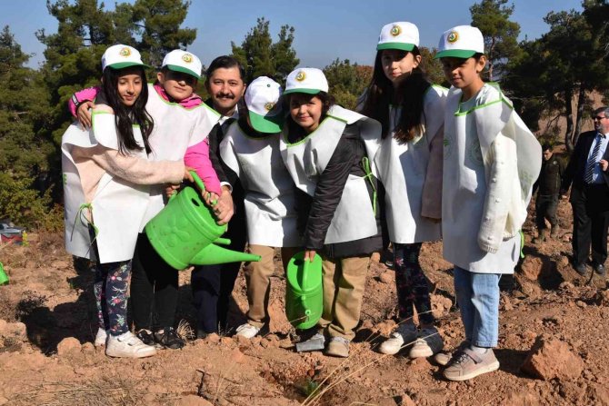 Sındırgı’da Binlerce Fidan Toprakla Buluştu