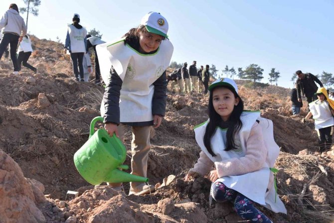 Sındırgı’da Binlerce Fidan Toprakla Buluştu