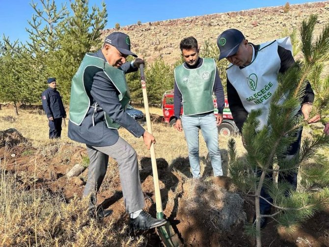 Tomarza’da Bin 500 Fidan Toprakla Buluştu