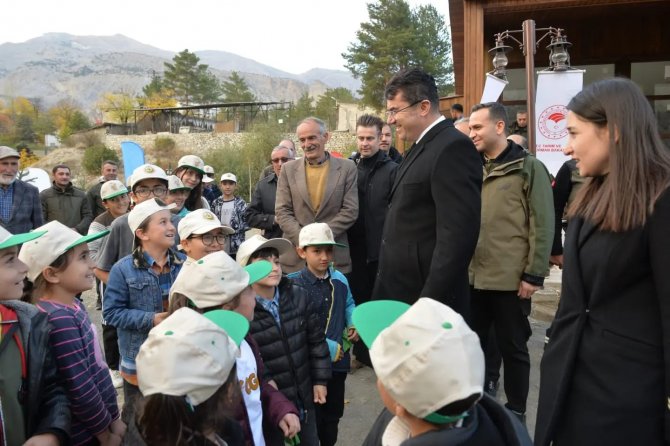 Doğa Harikası Tortum Şelalesi’nin Çehresi Yeni Dikilen Fidanlarla Değişecek