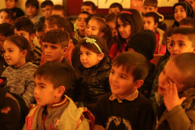 Çocuklar İlk Kez Hacivat-karagöz Oyunuyla Tanıştı