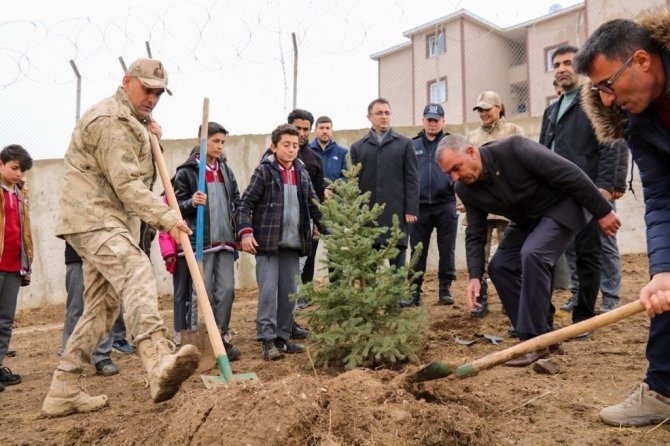 Milli Ağaçlandırma Günü’nde Özalp’ta 300 Fidan Toprakla Buluştu