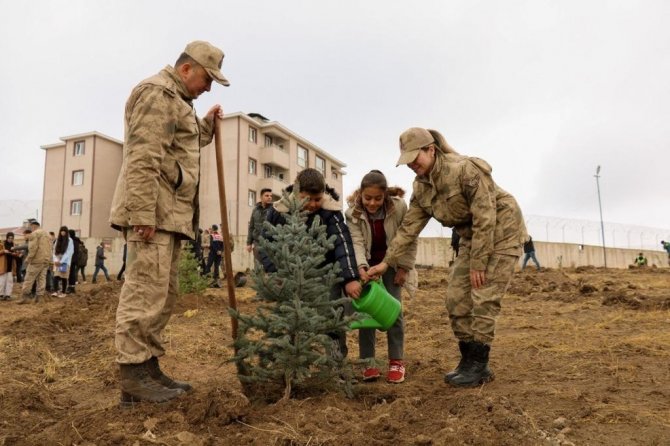 Milli Ağaçlandırma Günü’nde Özalp’ta 300 Fidan Toprakla Buluştu