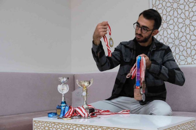 İ̇şitme Engelli Gencin İlham Veren Başarı Hikâyesi