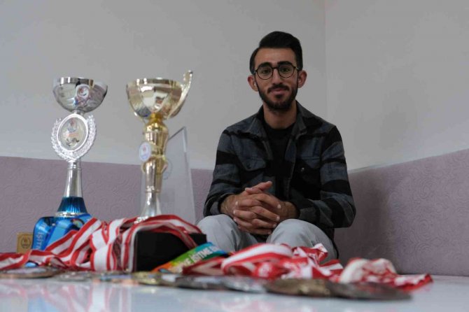 İ̇şitme Engelli Gencin İlham Veren Başarı Hikâyesi