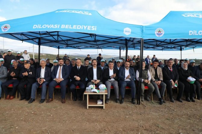 İ̇lçenin İlk Hatıra Ormanı: 2 Bin 500 Fidan Toprakla Buluştu