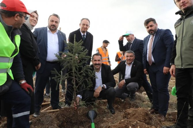 İ̇lçenin İlk Hatıra Ormanı: 2 Bin 500 Fidan Toprakla Buluştu