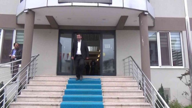 Depreme Kasap Dükkanında Yakalandı, Yakın Arkadaşının Vefat Ettiğini Kibrit Yakarak Gördü