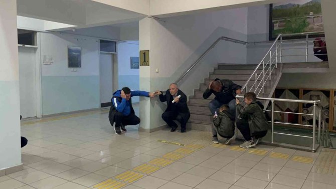 Çök-kapan-tutun Tatbikatı Yapıldı