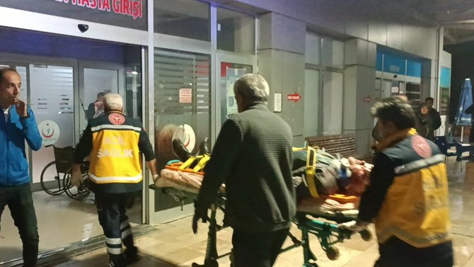 Otomobil İle Minibüs Çarpıştı: 7 Yaralı