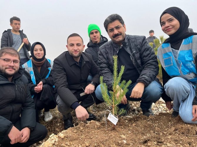 Ak Gençler 500 Fidanı Toprakla Buluşturdu