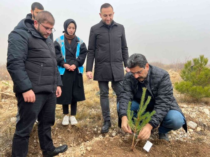 Ak Gençler 500 Fidanı Toprakla Buluşturdu