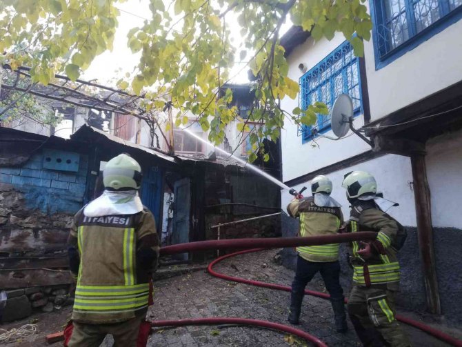 Ahşap Evdeki Yangın Çevre Evlere Sıçradı