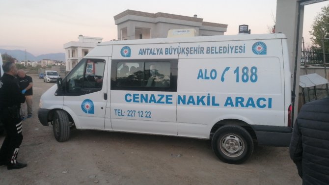 Bankta Alkolden Sızdığı Sanılan Adam Akşam Ölü Bulundu